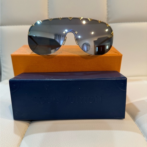 Louis Vuitton Silver tone/Metallic Mirrored Shield Sunglasses - Picture 4 of 9